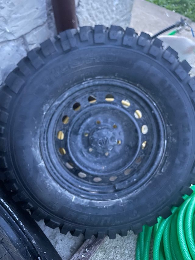 4 Ruedas con neumaticos 4x4.