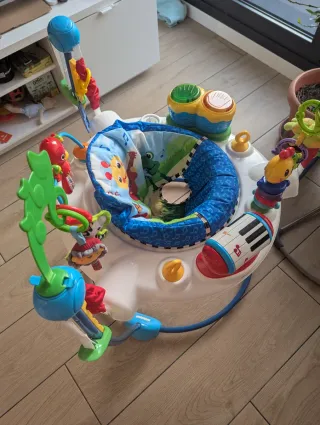 Saltador para bebé con juguetes