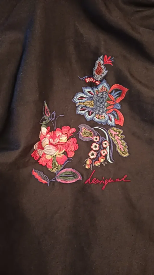 Cazadora Desigual con bordado floral