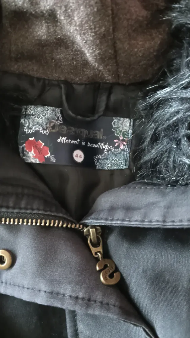 Cazadora Desigual con bordado floral