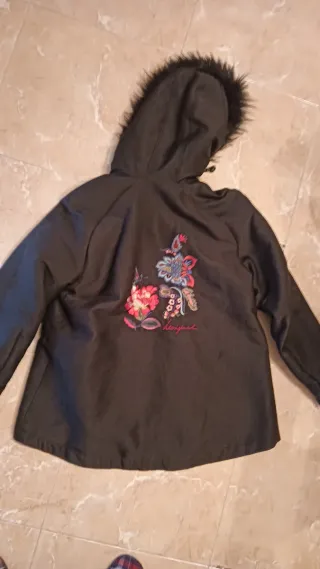 Cazadora Desigual con bordado floral