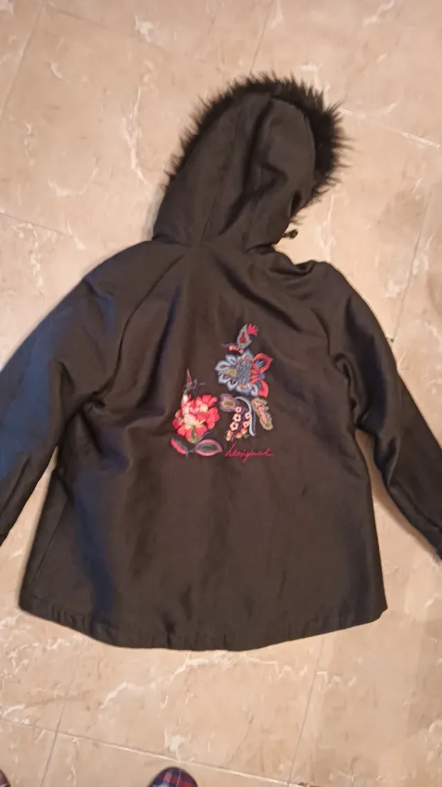 Cazadora Desigual con bordado floral