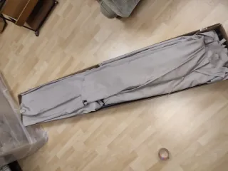 Pérgola  color beige. Y estructura tubular hierro