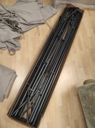 Pérgola  color beige. Y estructura tubular hierro