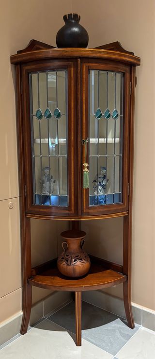 Mueble esquinero eduardiano madera y cristal