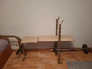 Banco de gimnasio con pesas