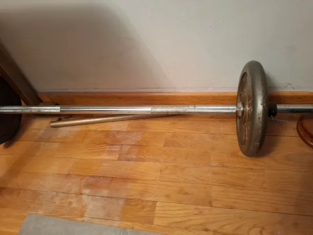 Banco de gimnasio con pesas