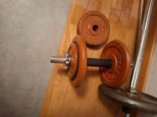 Banco de gimnasio con pesas