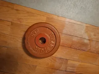 Banco de gimnasio con pesas