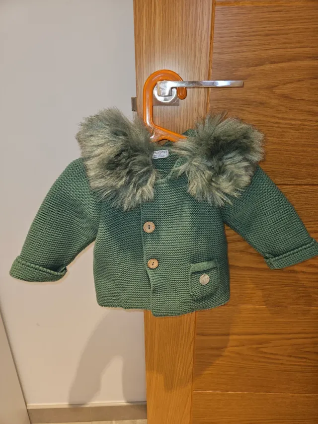 Abrigo Pangasa verde con capucha