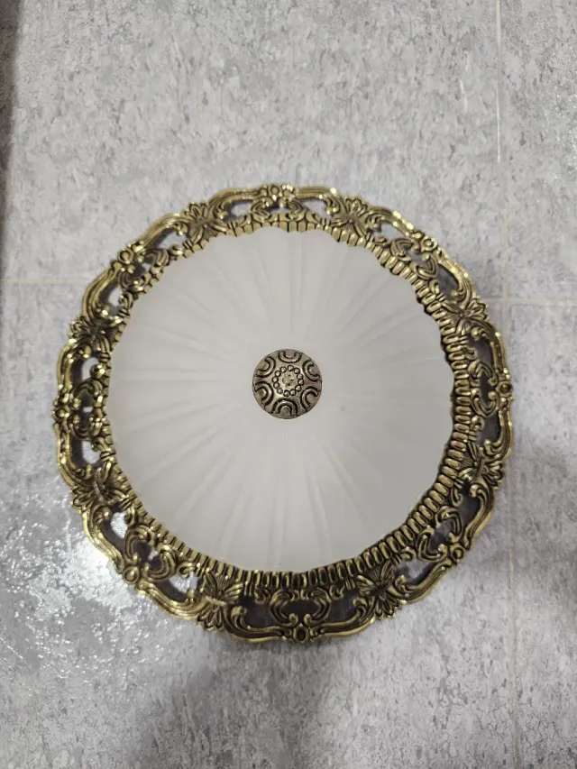 Lámparas de techo dorada y blanca y marron, madera