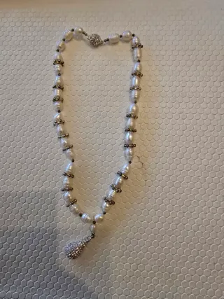 Colar de pérolas com pingente cravejado