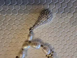 Colar de pérolas com pingente cravejado