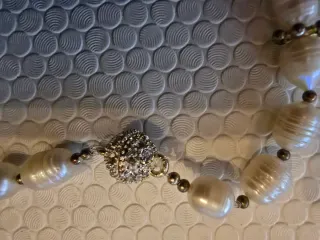 Colar de pérolas com pingente cravejado