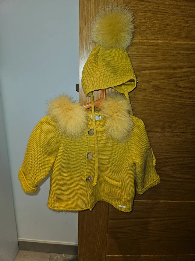 Abrigo y gorro amarillo con pompón