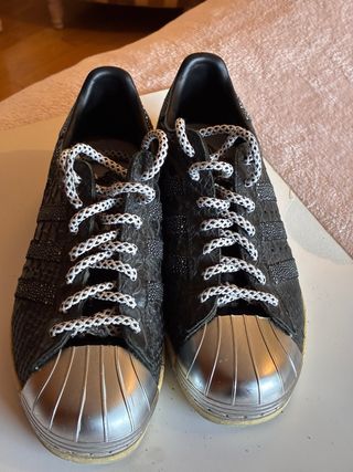 Zapatillas Adidas Superstar Negras y plateadas.