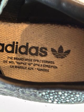 Zapatillas Adidas Superstar Negras y plateadas.