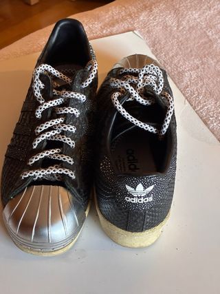Zapatillas Adidas Superstar Negras y plateadas.