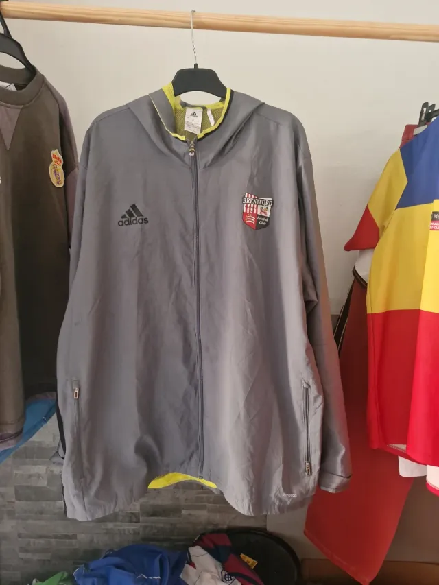 Chaqueta Adidas Brentford FC Gris y Amarillo
