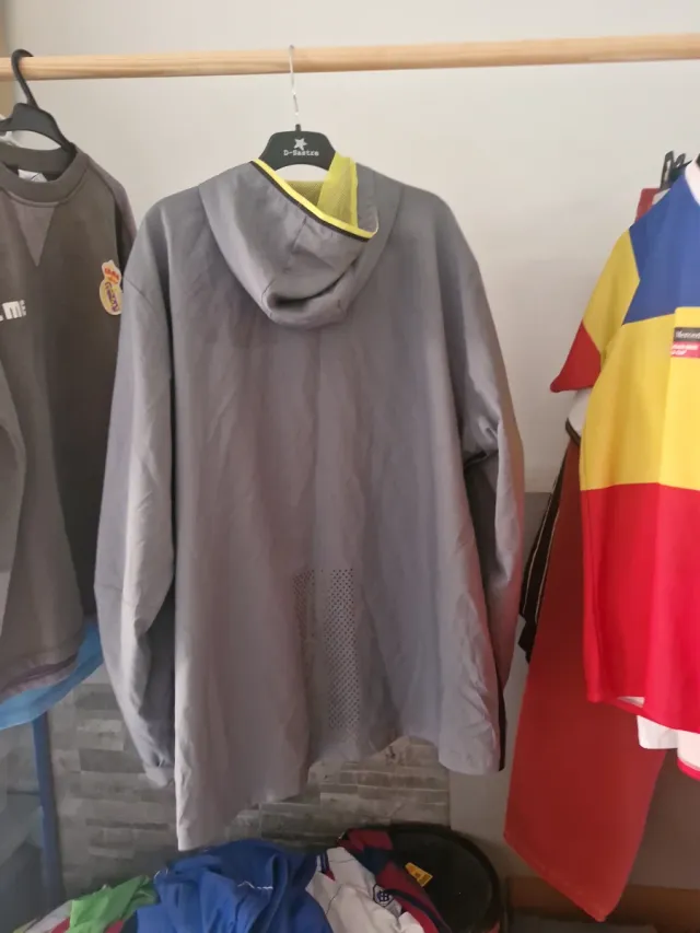 Chaqueta Adidas Brentford FC Gris y Amarillo