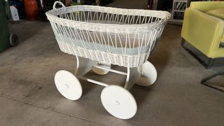Moisés mimbre blanco vintage con ruedas