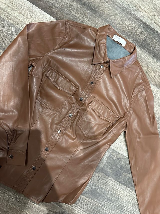 Camisa polipiel marrón