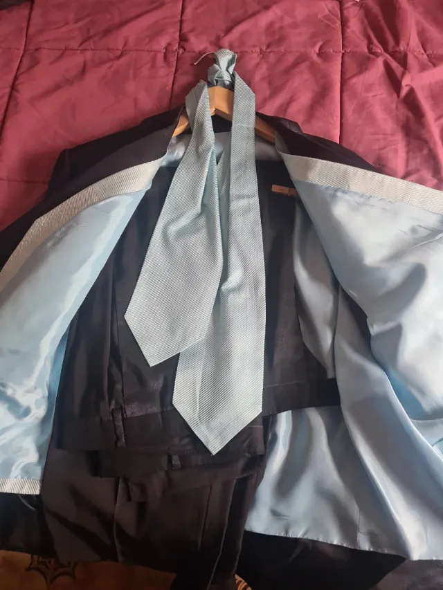 Traje de novio negro y azul