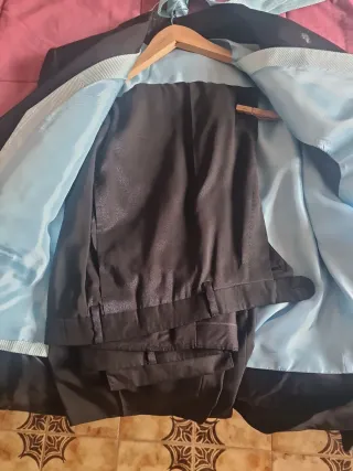 Traje de novio negro y azul