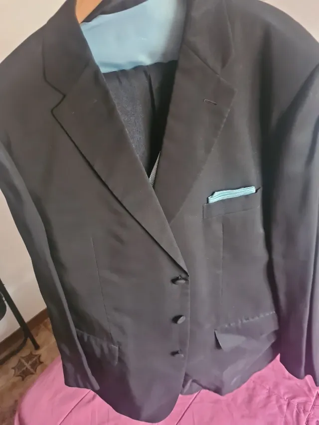 Traje de novio negro y azul