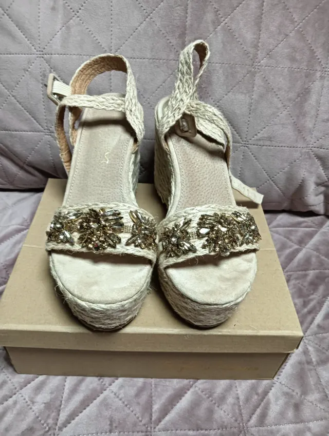 Sandalias cuña beige y doradas