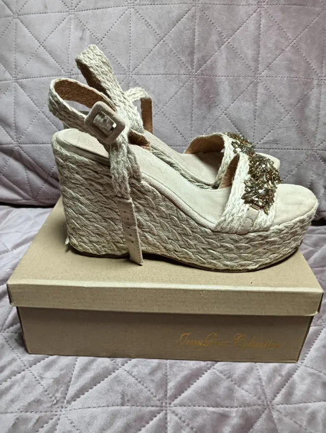 Sandalias cuña beige y doradas