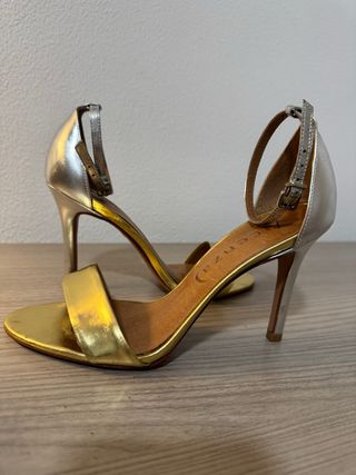 Tacones dorados y plateados