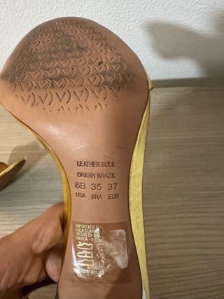 Tacones dorados y plateados