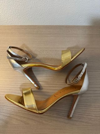 Tacones dorados y plateados