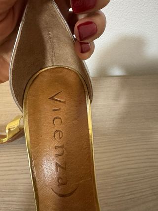 Tacones dorados y plateados