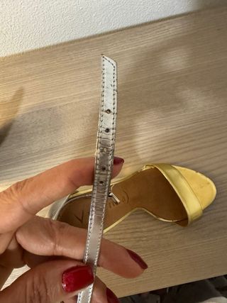 Tacones dorados y plateados