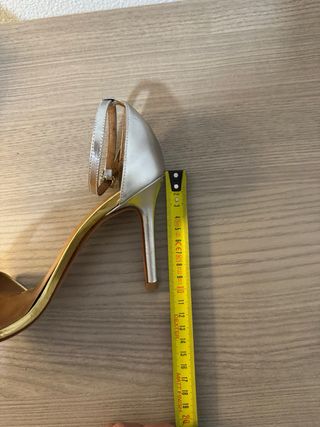 Tacones dorados y plateados