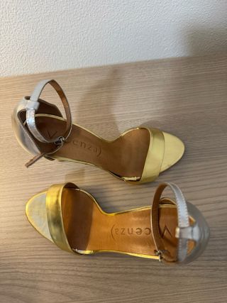 Tacones dorados y plateados