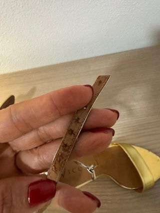 Tacones dorados y plateados