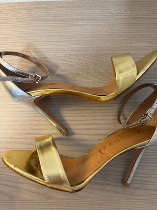 Tacones dorados y plateados
