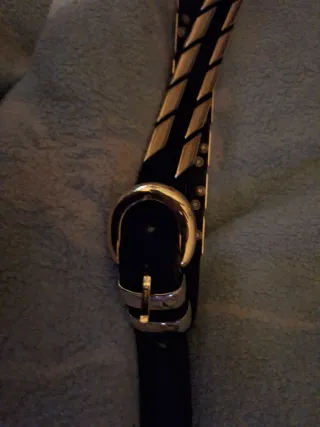 Cinturón negro mujer con detalles dorados