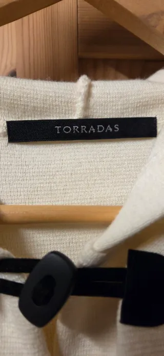 Chaqueta Torradas con capucha y botones