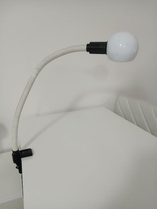 Lampada da tavolo flessibile con morsetto