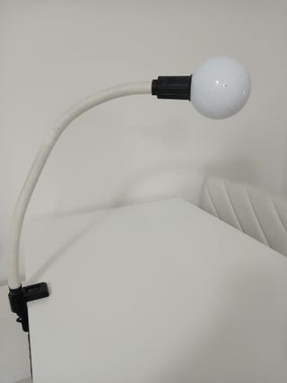 Lampada da tavolo flessibile con morsetto