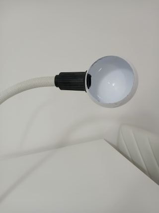 Lampada da tavolo flessibile con morsetto