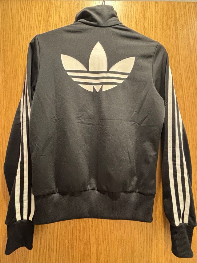 Maglietta Adidas nera con strisce bianche