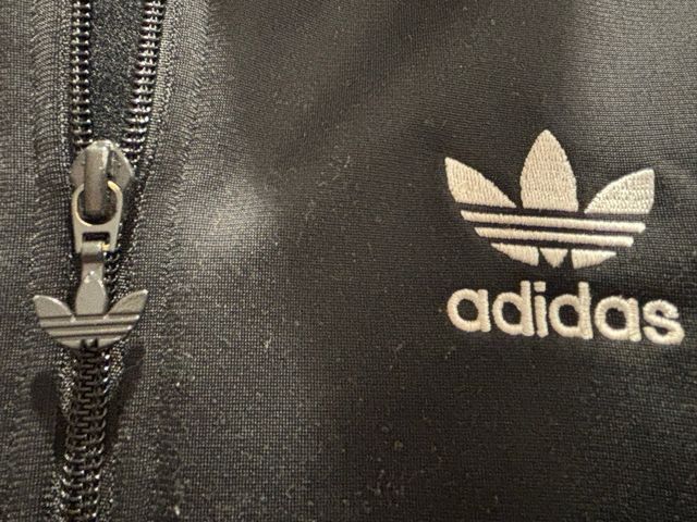 Maglietta Adidas nera con strisce bianche