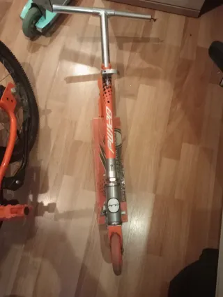 Patín infantil naranja regulable y plegable