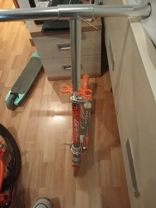 Patín infantil naranja regulable y plegable