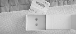 Pendientes Guess plateados con circonitas